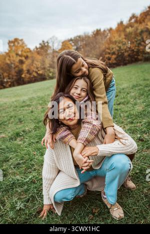 Großmutter verbringt Zeit mit den Enkelinnen und spaziert durch die Natur. Das generationenübergreifende Familienkonzept. Stockfoto