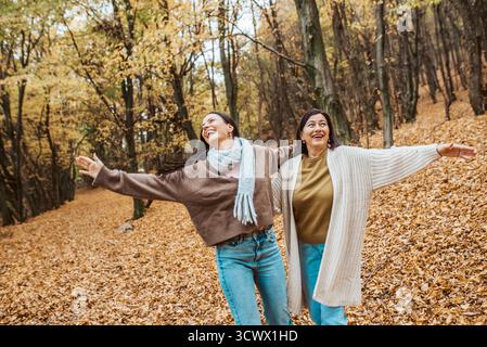 Reife Tochter mit älterer Mutter im Herbstpark. Muttertagskonzept. Stockfoto