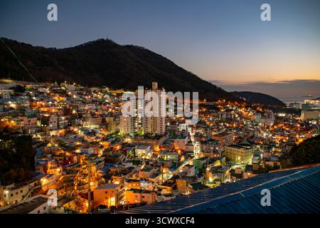 Bunte Häuser des Gamcheon Culture Village bei Nacht in Busan, Südkorea Stockfoto