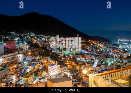 Bunte Häuser des Gamcheon Culture Village bei Nacht in Busan, Südkorea Stockfoto