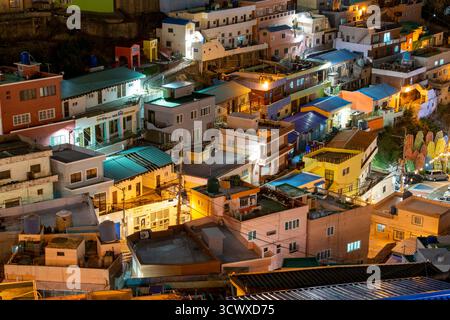 Bunte Häuser des Gamcheon Culture Village bei Nacht in Busan, Südkorea Stockfoto