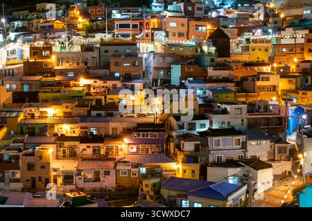 Bunte Häuser des Gamcheon Culture Village bei Nacht in Busan, Südkorea Stockfoto