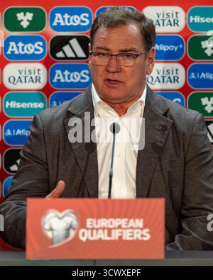 Kaunas, Litauen. Oktober 2025. Trainer Jan Urban aus Polen während der Pressekonferenz nach dem Spiel der Gruppe G der europäischen Qualifikation zur FIFA-Weltmeisterschaft 2026 zwischen Litauen und Polen im Darius und GIR?nas-Stadion in Kaunas, Litauen, am 12. Oktober 2025. (Foto: Andrew Surma/SIPA USA) Credit: SIPA USA/Alamy Live News Stockfoto