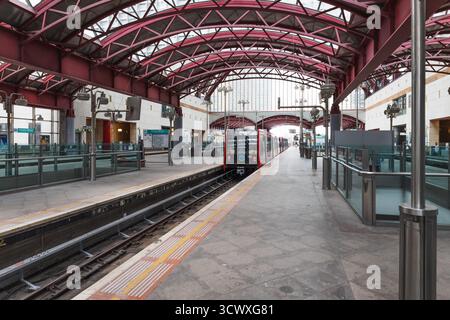 Innenraum der DLR-Station Canary Wharf mit rotem Bogendach. London, Vereinigtes Königreich, 1. Juli 2023 Stockfoto