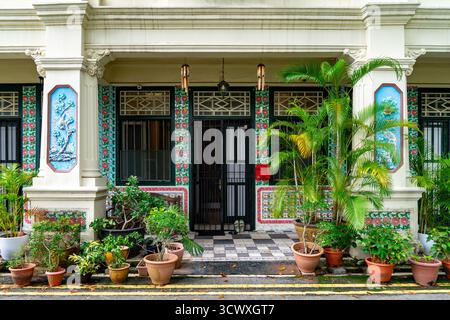 Farbenfrohe Petain Road Ladenfront mit Pflanzen in Singapur Stockfoto