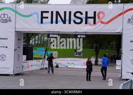 Ziel des Münchner Marathons im Olympiapark, Deutschland, mit digitalem Timer und Personal, das sich auf die Ankunft der Läufer vorbereitet. München, Deutschland Stockfoto
