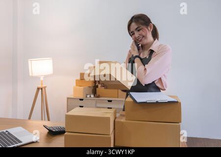 Startup Kleinunternehmer KMU, asiatische Frau erhält telefonisch Bestellung. Erfolg junger asiatischer Kleinunternehmer, Inhaber Home Office, Online-Verkauf Stockfoto
