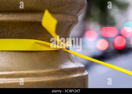 Westminster, London, Großbritannien. Oktober 2025. Hamas, Israel, Krieg: Die Überreste von Aufklebern und Bändern in Westminster, London. Alle 20 lebenden Geiseln kehrten heute nach mehr als zwei Jahren Gefangenschaft in Gaza nach Israel zurück. Quelle: Matthew Chattle/Alamy Live News Stockfoto