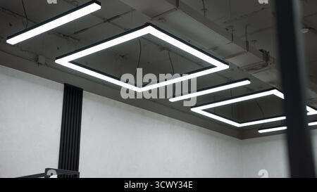 Moderne Büroeinrichtung mit quadratischer LED-Beleuchtung Stockfoto