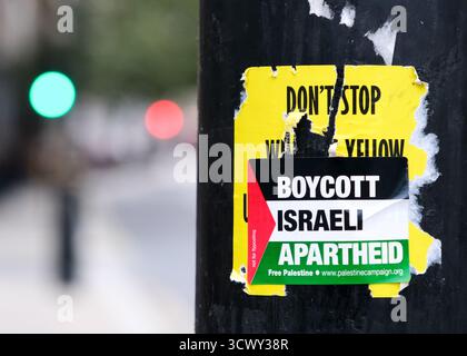 Westminster, London, Großbritannien. Oktober 2025. Hamas, Israel, Krieg: Die Überreste von Aufklebern und Bändern in Westminster, London. Alle 20 lebenden Geiseln kehrten heute nach mehr als zwei Jahren Gefangenschaft in Gaza nach Israel zurück. Quelle: Matthew Chattle/Alamy Live News Stockfoto