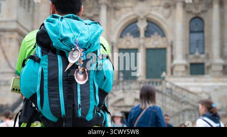 Blauer Rucksack mit Muscheln in Santiago de Compostella Stockfoto