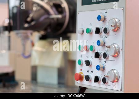 Bedienfeld der 3-Achsen-CNC-Fräsmaschine. Selektiver Fokus. Stockfoto