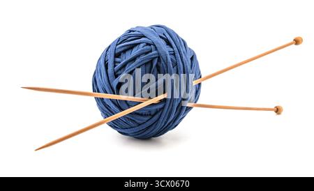 Strähnen mit Holzstricknadeln isoliert auf weiß Stockfoto