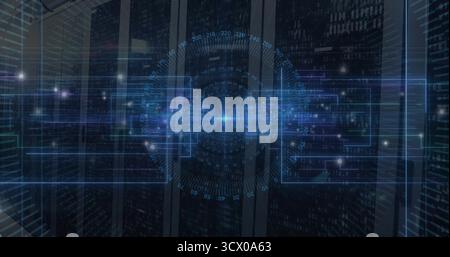 Holografische Schnittstelle zur Projektion von Binärcode im Rechenzentrum mit Server-Racks Stockfoto