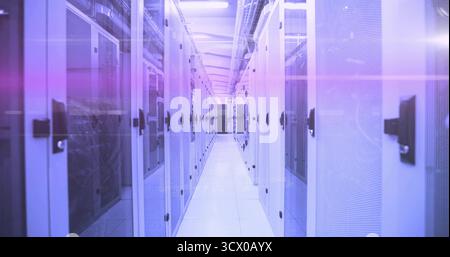 Beleuchteter Korridorgang im Rechenzentrum mit LED-Panels, Mesh-Schränken und Überkopfverkabelung Stockfoto
