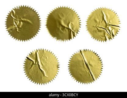 Satz von fünf goldenen Sternenaufklebern: Runde, zerknitterte und abziehbare Klebeembleme isoliert auf weißem Hintergrund für Zertifikat oder Preis Stockfoto