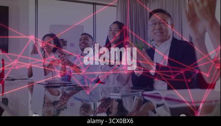 Applaudieren Sie Kollegen, die sich im Konferenzraum um einen Glastisch mit digitalem Netzwerk kümmern Stockfoto