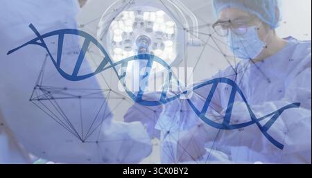 Durchführung einer Operation durch ein chirurgisches Team in ODER mit Skalpell und Pinzette mit DNA-Helix-Überlagerung Stockfoto