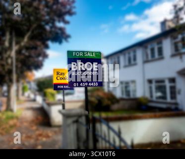 Zum Verkauf Schilder vor Häusern in Dublin, Irland, die Immobilien auf dem Markt mit Immobilienmaklern zeigen, ein typisches Beispiel für die Dublin Housing m Stockfoto