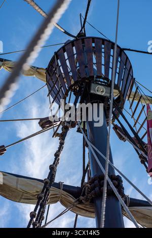 Ein Bild vom Krähennest auf einem Großschiff in Sevilla, Spanien. Stockfoto