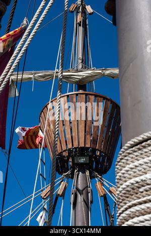 Ein Bild vom Krähennest auf einem Großschiff in Sevilla, Spanien. Stockfoto