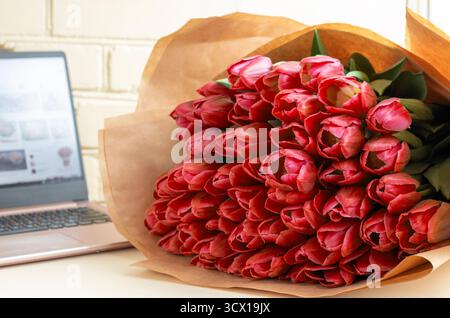 Online Flower Shopping Konzept schöner frischer Blumenstrauß im Fokus Stockfoto