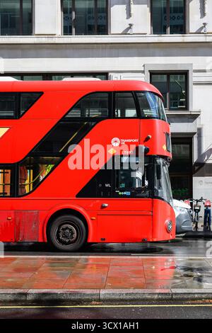 London, UK - 10. September 2025; Transport UK London New Routemaster Doppeldeckerbus Frontprofil Stockfoto