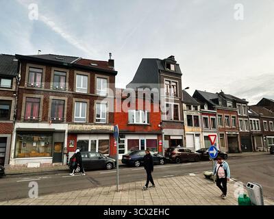 Lüttich, Belgien - 20. Oktober 2023: Eine belgische Straßenszene in Lüttich, die gemischte architektonische Fassaden, Fahrzeuge und Menschen zeigt, die im Alltag leben. Stockfoto