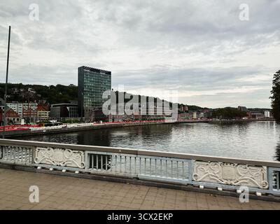 Lüttich, Belgien - 20. Oktober 2023: Eine beschauliche belgische Szene am Flussufer Lüttich Maas mit zeitgenössischer Architektur, traditionellen Gebäuden und einem Stockfoto