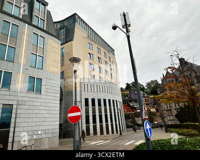 Lüttich, Belgien - 20. Oktober 2023: Lüttich belgische Straßenszene mit Glasfassaden, Schildern und einer Überwachungskamera. Palais de Justice de Lüttich Stockfoto