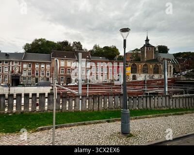Lüttich, Belgien - 20. Oktober 2023: Abendlicher Blick auf Lüttich belgisches Grachtenviertel, Ziegelhäuser, Kirche und eine moderne Straßenlaterne. Lüttich-Saint-Lambe Stockfoto