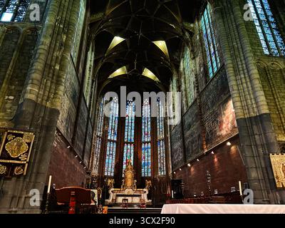Lüttich, Belgien - 20. Oktober 2023: Eine große gotische Kirche St. Martin in Belgien mit hohen Bögen, bunten Buntglasmalereien und heiligem Altar Stockfoto