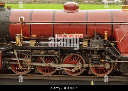 Eine Nahaufnahme der „River Mile“-Dampfmaschine mit ihrer komplexen Mechanik und ihrem Vintage-Design. Es ist ein historisches Artefakt, das für die Öffentlichkeit aufbewahrt wurde Stockfoto