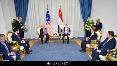Sharm El Sheikh, Ägypten. Oktober 2025. US-Präsident Donald Trump spricht während eines Treffens mit dem ägyptischen Präsidenten Abdel Fattah al-Sisi auf einem Gipfeltreffen über Gaza in Scharm el-Scheich in Ägypten am 13. Oktober 2025. Friedensgipfel in Scharm el-Scheich. Unter dem gemeinsamen Vorsitz von US-Präsident Donald Trump und Präsident el-Sisi wird der Gipfel mehr als 20 Staats- und Regierungschefs der Welt zusammenbringen, um dem Waffenstillstand in Gaza und der Freilassung israelischer Geiseln im Austausch gegen palästinensische Gefangene zu gedenken. Foto: Ägyptische Präsidentschaft/UPI Credit: UPI/Alamy Live News Stockfoto