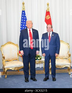 Sharm El Sheikh, Ägypten. Oktober 2025. US-Präsident Donald Trump spricht während eines Treffens mit dem ägyptischen Präsidenten Abdel Fattah al-Sisi auf einem Gipfeltreffen über Gaza in Scharm el-Scheich in Ägypten am 13. Oktober 2025. Friedensgipfel in Scharm el-Scheich. Unter dem gemeinsamen Vorsitz von US-Präsident Donald Trump und Präsident el-Sisi wird der Gipfel mehr als 20 Staats- und Regierungschefs der Welt zusammenbringen, um dem Waffenstillstand in Gaza und der Freilassung israelischer Geiseln im Austausch gegen palästinensische Gefangene zu gedenken. Foto: Ägyptische Präsidentschaft/UPI Credit: UPI/Alamy Live News Stockfoto