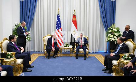 Sharm El Sheikh, Ägypten. Oktober 2025. US-Präsident Donald Trump spricht während eines Treffens mit dem ägyptischen Präsidenten Abdel Fattah al-Sisi auf einem Gipfeltreffen über Gaza in Scharm el-Scheich in Ägypten am 13. Oktober 2025. Friedensgipfel in Scharm el-Scheich. Unter dem gemeinsamen Vorsitz von US-Präsident Donald Trump und Präsident el-Sisi wird der Gipfel mehr als 20 Staats- und Regierungschefs der Welt zusammenbringen, um dem Waffenstillstand in Gaza und der Freilassung israelischer Geiseln im Austausch gegen palästinensische Gefangene zu gedenken. Foto: Ägyptische Präsidentschaft/UPI Credit: UPI/Alamy Live News Stockfoto