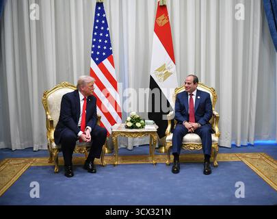 Sharm El Sheikh, Ägypten. Oktober 2025. US-Präsident Donald Trump spricht während eines Treffens mit dem ägyptischen Präsidenten Abdel Fattah al-Sisi auf einem Gipfeltreffen über Gaza in Scharm el-Scheich in Ägypten am 13. Oktober 2025. Friedensgipfel in Scharm el-Scheich. Unter dem gemeinsamen Vorsitz von US-Präsident Donald Trump und Präsident el-Sisi wird der Gipfel mehr als 20 Staats- und Regierungschefs der Welt zusammenbringen, um dem Waffenstillstand in Gaza und der Freilassung israelischer Geiseln im Austausch gegen palästinensische Gefangene zu gedenken. Foto: Ägyptische Präsidentschaft/UPI Credit: UPI/Alamy Live News Stockfoto
