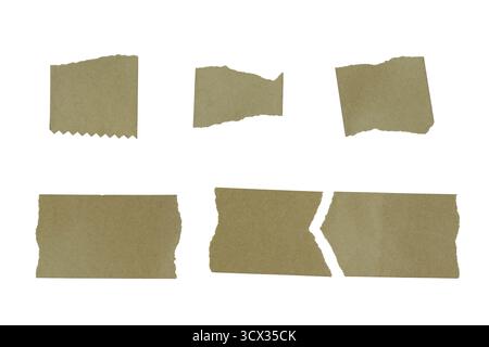 Satz zerrissener brauner Papierstücke isoliert auf transparentem Hintergrund. Sammlung von zerrissenen Kartonresten mit rauen Kanten und natürlicher Textur für Stockfoto