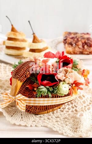 Blumenstrauß in Wicker Gans. Tabelle Herzstück Idee für St. Martin oder St.-Hubertus Tag. Stockfoto