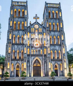 Im neogotischen Stil des 19. Jahrhunderts, katholische Kirche, mit einer Fassade aus vielen kleinen Bögen, die nach Sonnenuntergang vor Lichtern leuchten, ein beliebtes Touristenziel und mA Stockfoto