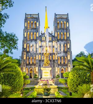 Im neogotischen Stil des 19. Jahrhunderts, katholische Kirche, mit einer Fassade aus vielen kleinen Bögen, die nach Sonnenuntergang vor Lichtern leuchten, ein beliebtes Touristenziel und mA Stockfoto