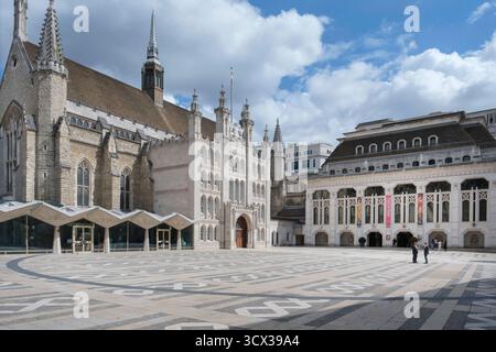 Die Gildhall zählt zu den ältesten Bauten Londons. Sie erfüllte über Jahrhunderte die Funktion eines Rathauses für die City of London. Heute wird sie von der Verwaltung der City of London für offizielle Anlässe, wie Konferenzenund Preisverleihungen verwendet. Außerdem beherbergt das Gebäude eine Kunstgaleriee, die Guildhall Art Gallery, sowie eine öffentliche Bibliothek mit Spezialliteratur zur Geschichte Londons. *** Guildhall ist eines der ältesten Gebäude Londons. Jahrhundertelang diente es als Rathaus der City of London. Heute wird es von der City of London Corporation für Off genutzt Stockfoto