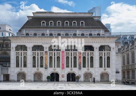 Die Gildhall zählt zu den ältesten Bauten Londons. Sie erfüllte über Jahrhunderte die Funktion eines Rathauses für die City of London. Heute wird sie von der Verwaltung der City of London für offizielle Anlässe, wie Konferenzenund Preisverleihungen verwendet. Außerdem beherbergt das Gebäude eine Kunstgaleriee, die Guildhall Art Gallery, sowie eine öffentliche Bibliothek mit Spezialliteratur zur Geschichte Londons. *** Guildhall ist eines der ältesten Gebäude Londons. Jahrhundertelang diente es als Rathaus der City of London. Heute wird es von der City of London Corporation für Off genutzt Stockfoto