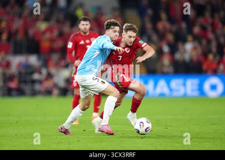 David Brooks aus Wales und Maxim de Cuyper aus Belgien kämpfen um den Ball während des Qualifikationsspiels zur FIFA-Weltmeisterschaft im Stadion Cardiff City. Bilddatum: Montag, 13. Oktober 2025. Stockfoto