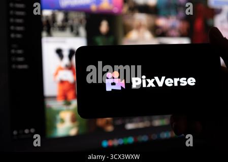 Wroclaw, Polen – 12. Oktober 2025: PixVerse-Plattform-Logo auf Smartphone. PixVerse ist eine der beliebtesten KI-Plattformen Stockfoto