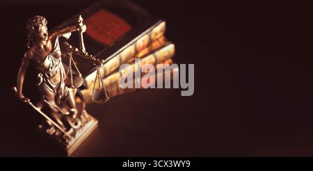 Lady Justice. Die Statue der Gerechtigkeit im Bibliotheks-, Rechts- und Justizkonzept Stockfoto