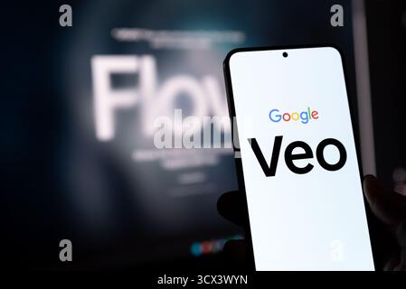 Wroclaw, Polen – 12. Oktober 2025: Google Veo Plattform-Logo auf Smartphone, Google Flow-Dienst im Hintergrund. Google Veo ist eine der beliebtesten KI-Systeme Stockfoto