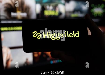 Wroclaw, Polen – 12. Oktober 2025: Logo der Higgsfield-Plattform auf dem Smartphone. Higgsfield ist eine der beliebtesten KI-Plattformen Stockfoto