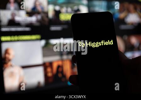 Wroclaw, Polen – 12. Oktober 2025: Logo der Higgsfield-Plattform auf dem Smartphone. Higgsfield ist eine der beliebtesten KI-Plattformen Stockfoto