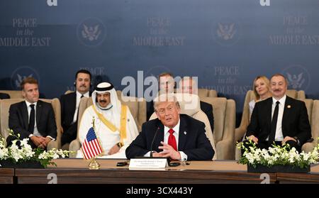 Sharm El Sheikh, Ägypten. Oktober 2025. US-Präsident Donald Trump (C) hält eine Rede während des Gaza-Friedensgipfels am 13. Oktober 2025 in Scharm El-Scheich. Unter dem gemeinsamen Vorsitz von US-Präsident Donald Trump und Präsident el-Sisi versammelten sich auf dem Gipfel mehr als 20 führende Politiker der Welt, um an den Waffenstillstand in Gaza und die Freilassung israelischer Geiseln im Austausch für palästinensische Gefangene zu erinnern. Foto: Ägyptische Präsidentschaft/UPI Credit: UPI/Alamy Live News Stockfoto